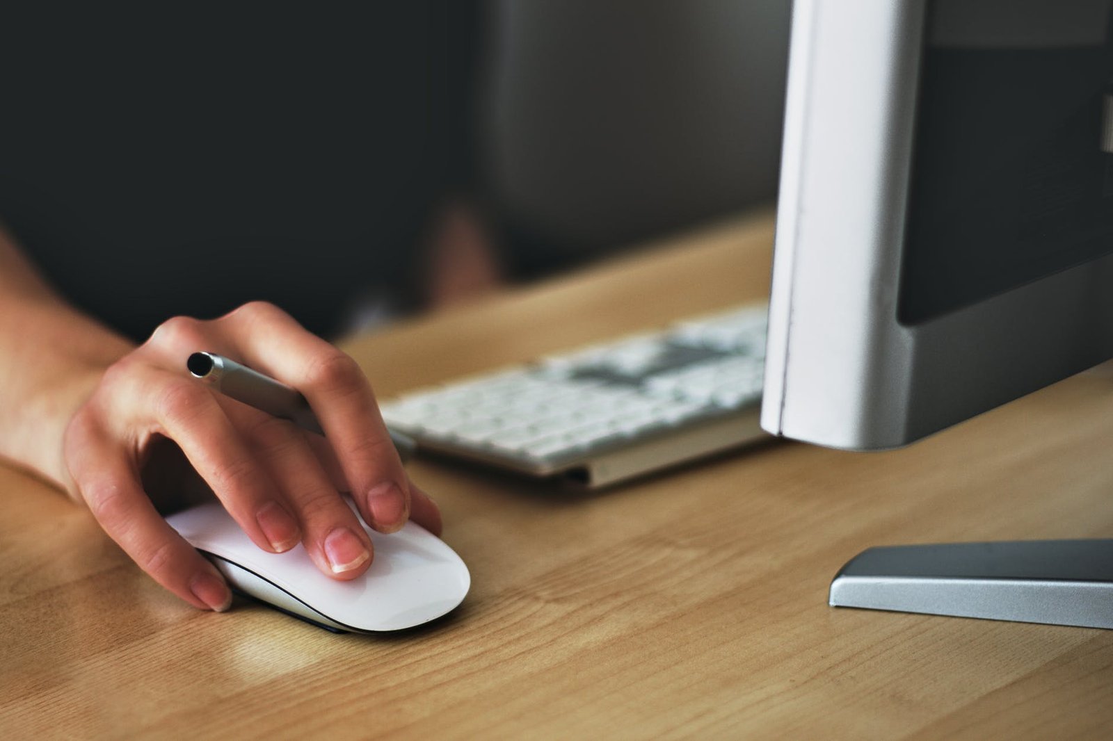 pexels-photo-392018 person holding apple magic mouse