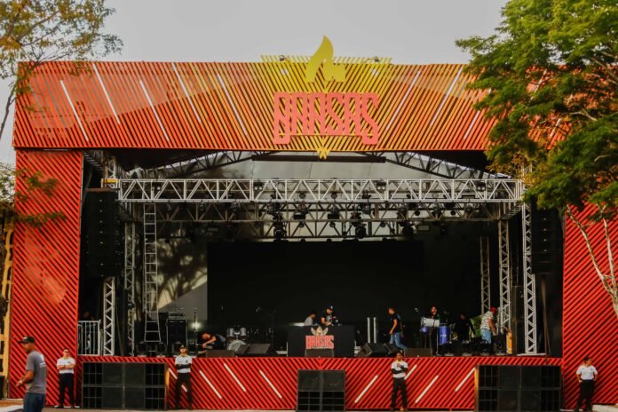 A quarta edição será realizada no estacionamento 7 do Parque da Cidade, com mais de nove horas de open food e bar. Entre os confirmados estão os mestres churrasqueiros Jimmy Ogro, Tadeu Canal do Rango, Priscila Deus, Helvécio e Tónico, enquanto nas atrações musicais Duoderiz, The Flame Orchestra e O Bardo e o Banjo Faltam poucos dias para mais de 30 mestres churrasqueiros acenderem o carvão e começarem a assar os mais diversos e diferentes cortes de carnes que serão servidos no Brasas Festival! Um dos maiores eventos de churrasco do centro-oeste e o maior de Brasília! Serão mais de 7 toneladas de carne assada em fogo de chão, pit-smoker, parrillas argentinas e brasa, 9 horas de churrasco e cerveja à vontade, atrações musicais, várias ativações de marcas com brindes e degustações. Essa é a proposta do Brasas Festival para sua 4º edição que será realizada no domingo, dia 26 de maio, 11h às 20h, pela primeira vez no Estacionamento 7 do Parque da Cidade.
