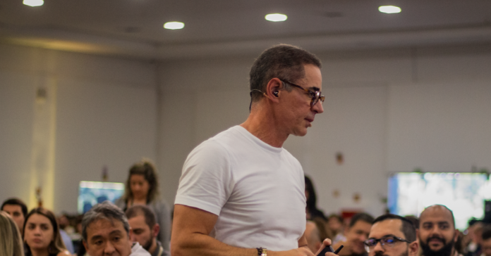 O que fazer em Brasília: Alta Performance do coach Paulo Vieira Um verdadeiro sucesso. A Febracis, maior Escola de Negócios da América Latina, realizou na última terça-feira (11) o Tour Alta Performance do Coach Paulo Vieira, maior especialista em Inteligência Emocional do Brasil Os mais de 1300 presentes puderam acompanhar mais de 8 horas de conteúdos exclusivos, baseados na Metodologia que já impactou mais de 1,5 milhão de pessoas em 83 países diferentes. Através de técnicas, conceitos e ferramentas, os público teve acesso a palestras para alcançar novas realizações em todas as áreas da vida de forma equilibrada e sustentável. Considerado o pai da Inteligência Emocional no Brasil, Paulo Vieira é o autor Best-Seller que mais vende livros no Brasil, tendo mais de 12 milhões de exemplares vendidos nos últimos 4 anos. Vieira é Master Coach, PhD em Business Administration e Mestre em Coach pela Florida Christian University (FCU). Além de Paulo, Camila Vieira, vice-presidente da Febracis, Giovanni Santos, Diretor da Febracis Brasília e Goiânia, também contribuíram com conteúdos importantes para ampliar o desempenho pessoal e profissional. Sobre o Febracis: A Febracis é a maior escola de negócios da América Latina. Só em Brasília, a instituição já teve mais de 113 mil alunos desde 2017. Nascida há 26 anos, a escola já impactou mais de 70 milhões de pessoas ao longo de sua trajetória, reforçando a continuidade do compromisso em atender seus clientes com respeito e responsabilidade. A atuação da Febracis é destaque no mercado por transformar vidas por meio do Coaching Integral Sistêmico (CIS), um processo que se adequa à sua realidade, gerando as melhores possibilidades e estratégias para conquistar um estilo de vida abundante. São 16 mil alunos treinados todos os meses por uma equipe que conta com mais de 100 professores especialistas em business, coaching e alta performance Serviço: Tour Internacional de Alta Performance – Febracis Data: 11 de junho (terça-feira) a partir das 14h Local: Minas Hall - SCEN Trecho 03, Conjunto 6 Minas Hall - Asa Norte, Brasília - DF, 70800-130