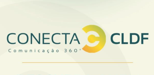 Nos dias 6 e 7 de novembro de 2024, a Câmara Legislativa do Distrito Federal (CLDF), em Brasília, será palco do Conecta CLDF, um evento focado em comunicação e inovação no setor público. Reconhecida como a Casa Legislativa mais transparente do Brasil, a CLDF reforça seu compromisso com a comunicação eficiente e a inovação, oferecendo uma programação extensa com palestras, mesas-redondas e atividades de integração entre os participantes. A Relevância do Conecta CLDF O Conecta CLDF surge como uma iniciativa para fomentar o debate sobre “comunicação 360” e seu papel em conectar o cidadão aos serviços públicos de forma mais eficaz. Além de abordar temas cruciais como o combate à desinformação e o relacionamento com a imprensa, o evento também explorará o papel das TVs públicas na democracia e a importância da inteligência artificial no setor público. A programação visa atrair gestores, profissionais e estudiosos da comunicação, promovendo uma troca de conhecimentos e experiências. Comunicação 360 e Inovação no Setor Público A “comunicação 360” é o ponto central das discussões, focando em uma abordagem integrada de todos os canais, desde redes sociais até portais e rádios. Com essa estratégia, a CLDF busca garantir que mensagens importantes cheguem a diferentes públicos, de maneira rápida e efetiva. A inovação também será amplamente explorada, com a participação de especialistas que debaterão o uso de novas tecnologias para melhorar a prestação de serviços e promover maior transparência nas ações governamentais. Destaques da Programação No dia 6 de novembro, o evento começa com a palestra de abertura de Márcio Carneiro dos Santos, da Universidade Federal do Maranhão, abordando comunicação e inovação. Durante o primeiro dia, mesas-redondas discutem temas como o combate à desinformação em mídias comerciais e o relacionamento com a imprensa, com a participação de importantes nomes do setor, como João Camilo Júnior, do SBT, e Raquel Sepulveda Teixeira, da Secretaria de Imprensa da Presidência. O segundo dia inclui debates sobre comunicação digital e inteligência artificial, contando com nomes como Ênio Vergeiro, da Cross Business Network, e Rafael Figueiredo, da Prefeitura do Recife. Local e Acessibilidade O Conecta CLDF ocorrerá na sede da Câmara Legislativa, situada na Praça Municipal, Quadra 2, Lote 5, Zona Cívico-Administrativa, em Brasília. O espaço conta com infraestrutura acessível e localização privilegiada próxima a cafés, restaurantes e estacionamentos.