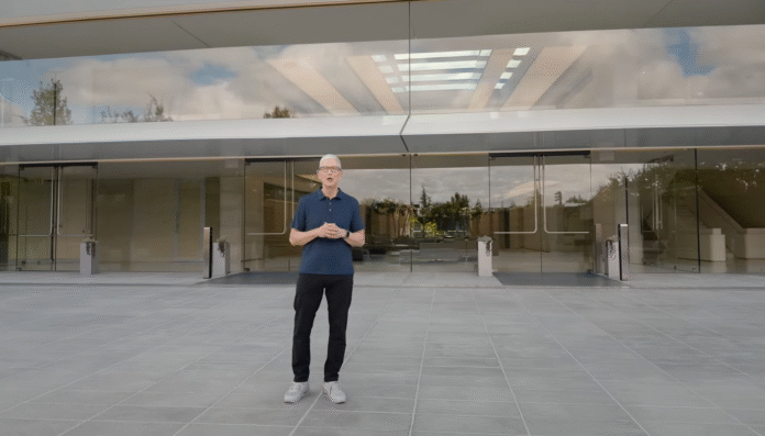 Tim Cook, CEO da Apple, apresenta novo iPhone 17 no Apple Event