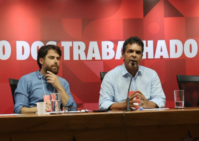 O deputado distrital Ricardo Vale (PT) assumiu oficialmente, nesta segunda-feira (23), o cargo de primeiro vice-presidente do Partido dos Trabalhadores no Distrito Federal, durante a Primeira Reunião Extraordinária da Gestão 2025–2029 do Diretório Regional do PT-DF. A reunião, realizada no auditório da sede nacional do partido, contou com a presença de secretários, coordenadores setoriais e presidentas e presidentes zonais, marcando o início de uma nova etapa na organização partidária e reafirmando o compromisso do PT com o fortalecimento das lutas populares e da atuação nos territórios. 