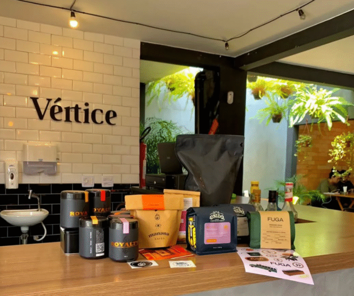 A indicação de hoje é um cantinho super aconchegante em Brasília que você precisa conhecer! ☕✨ 📍 Vértice Café Especiais está localizado em Taguatinga e combina café, arte e cultura em um ambiente único. O charme do local fica por conta das paredes de tijolinhos decoradas com várias fotinhas lindas, criando o cenário perfeito para um momento especial. 🎨 O cardápio é cheio de delícias que dão água na boca! 🧇🍹 De comidinhas irresistíveis a drinks incríveis, é o lugar perfeito para uma experiência gastronômica gostosinha.