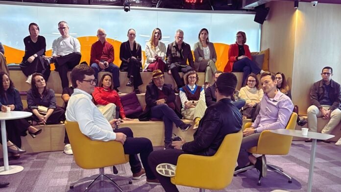 Livro reúne lideranças em CX e tecnologia