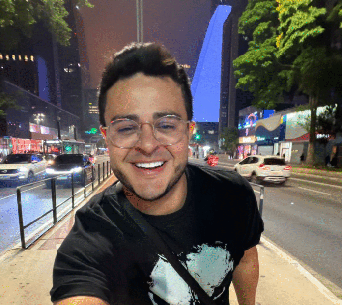 influenciadores de sao paulo @EldoGomes - Influenciadores digitais têm ampliado suas atuações em diferentes cidades brasileiras. Em São Paulo, o comunicador Eldo Gomes (@EldoGomes) realizou uma série de registros durante sua passagem pela capital, documentando o percurso em tempo real por meio da hashtag #EldoEmSP. A visita incluiu pontos de interesse turístico, espaços culturais e locais de convivência urbana. O conteúdo foi distribuído em plataformas digitais, com destaque para o Instagram, onde o influenciador mantém presença ativa. A hashtag utilizada permite acompanhar os locais visitados e os temas abordados durante o trajeto. O tour teve início na região central, com passagem pela Avenida Paulista, um dos principais eixos econômicos e culturais da cidade. Em seguida, o comunicador esteve em áreas como Liberdade, conhecida pela presença da comunidade japonesa, e Vila Madalena, polo de arte urbana e gastronomia. Além dos registros visuais, foram produzidos vídeos curtos com comentários sobre mobilidade, infraestrutura e experiências locais. O conteúdo também abordou aspectos da rotina paulistana, como o uso do transporte público, a diversidade de serviços e a dinâmica dos espaços coletivos. A iniciativa integra uma série de ações voltadas à produção de conteúdo em diferentes capitais brasileiras. Em São Paulo, o foco esteve na observação da cidade sob a perspectiva de quem circula por ela com olhar atento à comunicação digital. A proposta é apresentar recortes urbanos que dialogam com o público conectado.