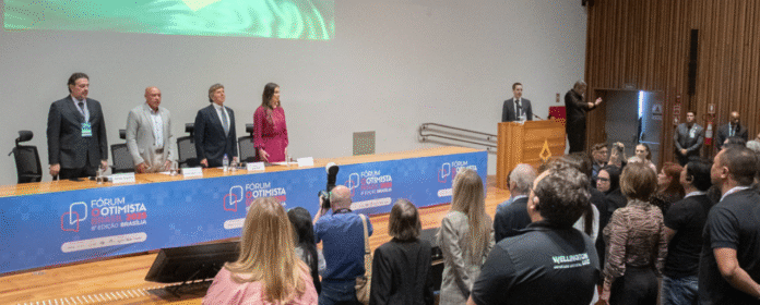 Luiz Fux e Ciro Gomes participam de debate na Câmara Legislativa do DF