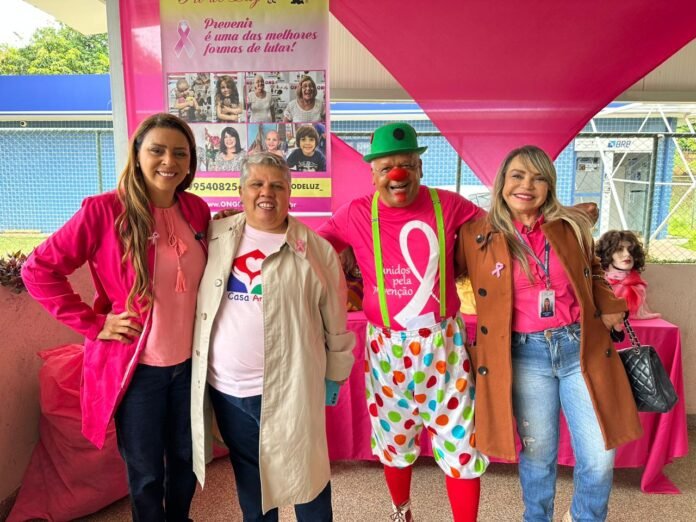 Cantora católica de Brasília: Crícia Martins em ação pelo Outubro Rosa