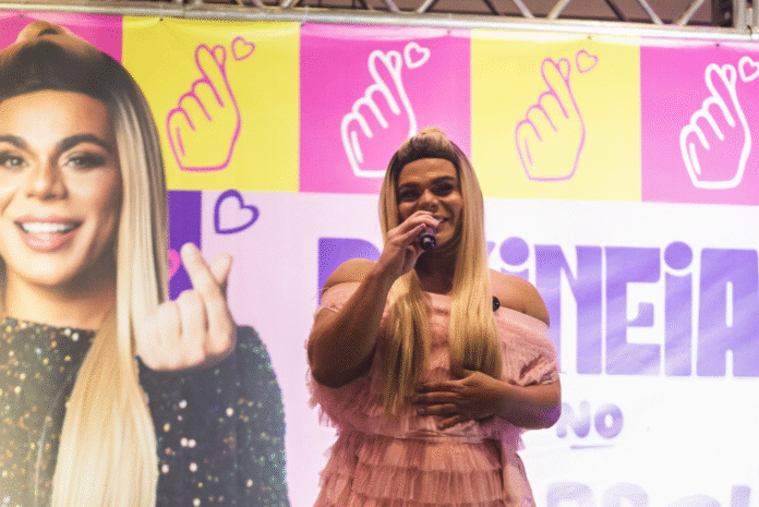 Drag queen Pikineia oficializa filiação ao PSOL em Brasília