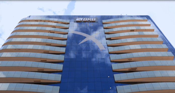 Líder absoluto no Distrito Federal e figurando entre os cinco maiores bancos financiadores do sonho da casa própria no Brasil, o BRB será o patrocinador máster da edição de 2025 do Salão do Imóvel ADEMI BRB. O evento ocorre entre 20 e 23 de novembro, na Ala Sul do Centro de Convenções Ulysses Guimarães. Durante o Salão do Imóvel, os visitantes terão acesso a condições especiais de financiamento para mais de 3 mil imóveis residenciais, com destaque para a possibilidade de financiar até 90% do valor do imóvel com taxa de juros de 10,65% ao ano para empreendimentos com obras financiadas pelo BRB. Para os demais imóveis, as taxas começam em 10,79% ao ano, com diversas opções de crédito. Como parte dos benefícios exclusivos, o BRB também oferece uma promoção especial de seguro residencial: 40% de desconto na contratação do seguro, válida para todas as formas de pagamento. Para Paulo Henrique Costa, presidente do BRB, participar do Salão do Imóvel ADEMI BRB como patrocinador máster reforça o compromisso do banco com o desenvolvimento do Distrito Federal. “O BRB é líder em crédito imobiliário na região e entende que cada financiamento representa mais do que um contrato: é a realização do sonho da casa própria, o início de uma nova história. Estamos aqui para facilitar esse caminho com condições acessíveis, segurança e confiança”, disse.