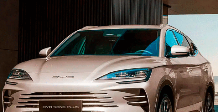 O BYD Song Plus é um dos modelos híbridos mais comentados no setor automotivo. Para compreender melhor sua relevância, reunimos dez pontos que ajudam a entender o papel do veículo no mercado e sua presença em diferentes países. O lançamento do Song Plus ocorreu inicialmente na China, marcando a estratégia da BYD de ampliar sua linha de híbridos. O modelo utiliza tecnologia híbrida plug-in, combinando motor a combustão e motor elétrico. A autonomia elétrica permite percorrer trajetos urbanos sem uso de combustível, reduzindo emissões. O veículo integra sistemas de assistência ao condutor, como controle de estabilidade e monitoramento de faixa. A BYD posiciona o Song Plus como parte de sua expansão internacional, com presença em mercados da América Latina e Europa. O modelo se insere na estratégia de transição energética, oferecendo alternativa entre carros a combustão e elétricos. A infraestrutura de recarga é um ponto de atenção, mas o híbrido reduz a dependência de pontos elétricos. O Song Plus é parte da política de mobilidade sustentável adotada por governos e empresas. O veículo contribui para o crescimento da marca BYD, que busca competir com fabricantes tradicionais. O Song Plus representa um passo no futuro da mobilidade, integrando soluções híbridas em escala global. O mercado automotivo segue em transformação e o Song Plus é um exemplo de como fabricantes adaptam seus produtos às novas demandas. A presença do modelo em diferentes regiões mostra que a transição energética não é apenas tendência, mas realidade em curso.