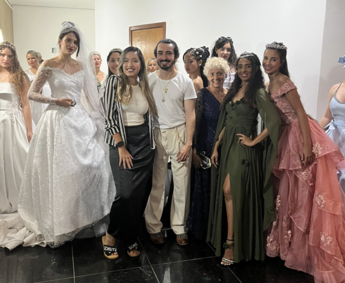 Estilista Helio Queiroz na 22ª edição do Brasil Fashion Week em Luziania