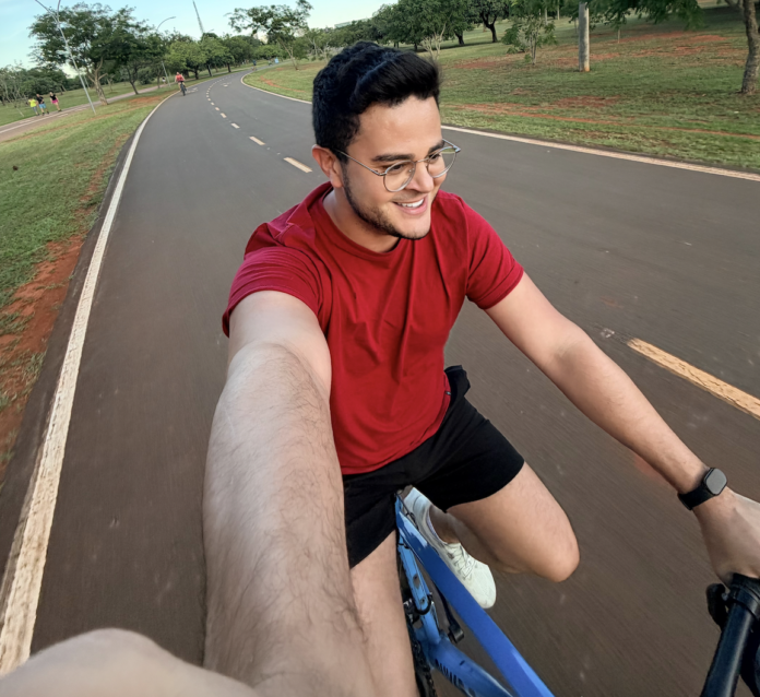 Lei distrital busca prevenir e enfrentar queimadas anuais A legislação prevê ações de educação e conscientização em comunidades rurais, escolas, empresas e outras entidades civis contra as queimadas Publicado em 19/01/2026 13h00 Foto: Andressa Anholete/Agência CLDF Já está em vigor a Lei Distrital 7.792/25, que estabelece medidas de prevenção e enfrentamento às queimadas anuais no Distrito Federal. O objetivo da nova lei é reduzir a incidência e os impactos das queimadas anuais por meio da implementação de medidas integradas e coordenadas. Entre as diretrizes implementadas pela nova lei distrital estão ações de educação e conscientização em comunidades rurais, escolas, empresas e outras entidades civis. A lei determina ainda a criação de um sistema de monitoramento e alerta precoce, com o uso de tecnologias de satélite e drones para detecção de focos de incêndio. A nova lei também estabelece a necessidade de investimento em equipamentos e veículos adequados para o combate a incêndios florestais e urbanos, além da criação de brigadas de incêndio com formação especializada e recursos de proteção individual. Segundo o texto legal, as despesas decorrentes da execução da lei deverão correr à conta de dotações orçamentárias próprias da Secretaria de Meio Ambiente, consignadas no orçamento vigente. Para o autor da nova lei de prevenção às queimadas anuais, deputado Pepa (PP), a estruturação de ações para o enfrentamento deste fenômeno recorrente é fundamental para a redução de danos. “Considerando que as queimadas têm se mostrado um problema recorrente, especialmente em períodos de seca, este programa busca criar uma abordagem proativa e coordenada para enfrentar a questão de maneira eficaz, respeitando as legislações vigentes e aproveitando as boas práticas já estabelecidas. Sua implementação proporcionará um avanço significativo na gestão dos riscos associados às queimadas, promovendo um ambiente mais seguro e saudável para todos os habitantes do Distrito Federal”, observa o deputado.