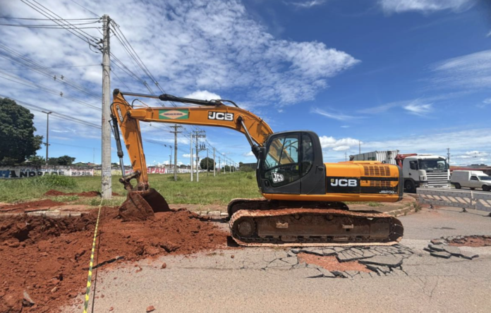 O mutirão mobiliza cerca de 20 trabalhadores e conta com o apoio de tratores, caminhões e maquinário pesado para agilizar os trabalhos | Foto: Divulgação/Administração Regional de Ceilândia