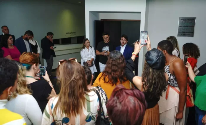 Gide Creators: o maior coletivo de influenciadores de Brasília fortalece a economia digital no DF Brasília consolida, cada vez mais, sua presença no cenário da creator economy brasileira. Um dos protagonistas desse movimento é o Gide Creators, coletivo que reúne mais de 150 influenciadores e criadores de conteúdo do Distrito Federal, conectando talentos, marcas e oportunidades desde 2019. Criado com a proposta de profissionalizar o mercado de influência local, o Grupo de Influenciadores Empreendedores de Brasília (GIDE) atua como uma rede estratégica de networking, troca de experiências e desenvolvimento de carreiras digitais. A iniciativa é coordenada pelo jornalista e influenciador Eldo Gomes (@EldoGomes) e pela empreendedora digital Karl Jeanneth, nomes atuantes no ecossistema criativo da capital. Conexões que geram oportunidades Com acesso exclusivo por convite, o coletivo adota um modelo seletivo que prioriza criadores com relevância, engajamento e atuação consistente nas redes sociais. Os membros são indicados por embaixadores e passam por curadoria da coordenação, garantindo um ambiente qualificado e estratégico. Mais do que encontros, o GIDE promove experiências. Cafés colaborativos, reuniões temáticas e eventos presenciais se tornam espaços de construção de ideias, parcerias e projetos. A hashtag #GideBrasília funciona como hub digital das ações, ampliando o alcance das iniciativas nas plataformas. Profissionalização do mercado de influência Dados do setor indicam que criadores inseridos em comunidades estruturadas têm até 40% mais chances de fechar parcerias comerciais duradouras. Nesse contexto, o GIDE se posiciona como um agente de transformação, contribuindo diretamente para a profissionalização da influência digital no Distrito Federal. Especialistas apontam que coletivos como o GIDE são fundamentais para a sustentabilidade da carreira de influenciadores, ao oferecer suporte, visibilidade e conexões estratégicas com o mercado. Critérios e cultura do coletivo A participação no grupo exige mais do que números. O GIDE valoriza postura profissional, ética e presença ativa nas ações promovidas. Os integrantes são constantemente estimulados a contribuir com o ecossistema, compartilhar conhecimento e fortalecer a comunidade criativa local. Com crescimento orgânico e consolidado, o Gide Creators já se posiciona como referência entre os coletivos de influência do Centro-Oeste, impulsionando talentos e ampliando o protagonismo de Brasília no universo digital. Serviço GIDE – Grupo de Influenciadores Empreendedores de Brasília Instagram: @GideCreators Informações: https://www.eldogomes.com.br/gidebrasilia/ Contato: (61) 9666-673 (Karl – coordenação) E-mail: GideBrasilia@gmail.com