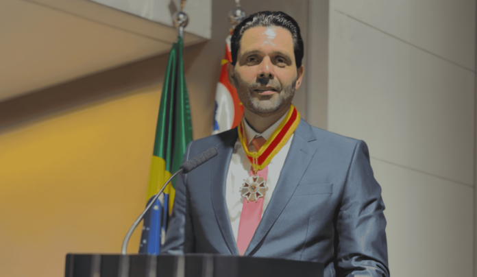 Empresário do setor automotivo é condecorado