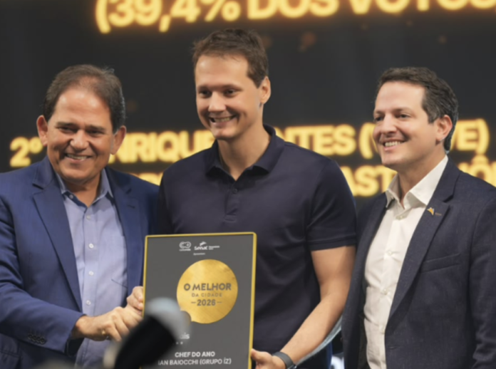 A Fecomércio-GO marcou presença, na noite do dia 30 de junho, na cerimônia de entrega do Prêmio Curta Mais 2026, considerada a maior premiação da gastronomia goiana. O evento foi realizado no WTC Events Center, em Goiânia, e reuniu cerca de 600 convidados entre empresários, chefs, profissionais do setor, autoridades e representantes da cadeia produtiva da gastronomia. Durante a cerimônia, foram reconhecidos os destaques da gastronomia goiana em 45 categorias, contemplando restaurantes, bares, pizzarias, hamburguerias, cafeterias, chefs, maîtres e empreendimentos revelação. A premiação valoriza os negócios que se destacam pela qualidade, inovação e excelência no atendimento, fortalecendo um dos segmentos mais importantes para a economia e o turismo do Estado. Estiveram presentes na cerimônia o presidente do Sistema Fecomércio-Sesc-Senac GO, Marcelo Baiocchi Carneiro, e o diretor regional do Sesc/Senac-GO, Leopoldo Veiga Jardim. Durante o evento, Marcelo Baiocchi destacou a importância da iniciativa para o fortalecimento da gastronomia goiana e seu impacto no desenvolvimento econômico e turístico do Estado.