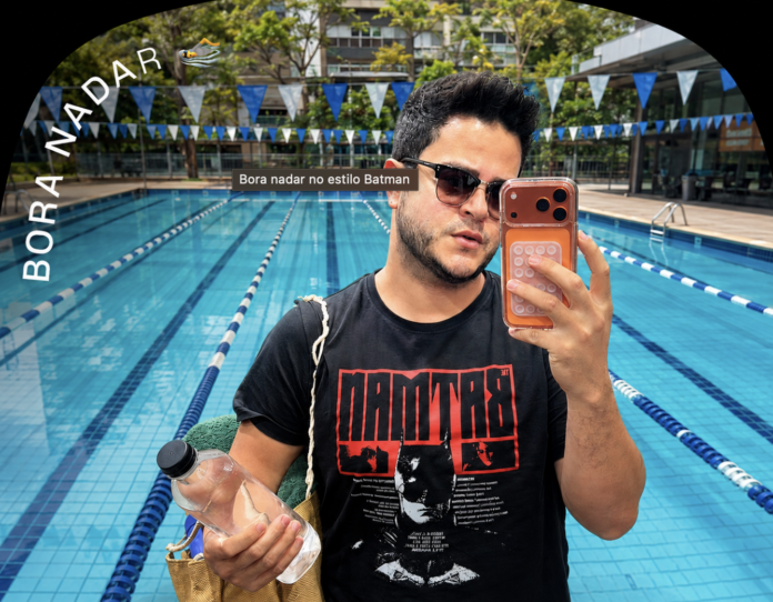 A natação é considerada uma das atividades físicas mais completas para pessoas de todas as idades. Além de trabalhar praticamente todos os grupos musculares, o esporte promove benefícios para a saúde física, mental e emocional. Seja para quem busca qualidade de vida, emagrecimento, condicionamento físico ou lazer, entrar na piscina pode transformar a rotina e proporcionar mais bem-estar. 1. Melhora o condicionamento físico A natação fortalece o sistema cardiovascular e aumenta a resistência física. Com a prática regular, o corpo passa a utilizar melhor o oxigênio, reduzindo o cansaço nas atividades do dia a dia. 2. Fortalece músculos e articulações Durante os movimentos na água, praticamente todos os músculos do corpo são ativados. Ao mesmo tempo, o impacto sobre as articulações é muito menor do que em esportes praticados no solo. 3. Ajuda no emagrecimento Dependendo da intensidade do treino, a natação pode proporcionar um alto gasto calórico. Aliada a uma alimentação equilibrada, ela contribui para a perda de peso e a redução do percentual de gordura. 4. Reduz o estresse e a ansiedade O contato com a água promove sensação de relaxamento. Além disso, a prática estimula a liberação de endorfina, serotonina e outros neurotransmissores ligados ao bem-estar. 5. Melhora a qualidade do sono Quem pratica natação regularmente costuma apresentar noites de sono mais tranquilas. O exercício ajuda o corpo a relaxar e favorece um descanso mais profundo. 6. Desenvolve a capacidade respiratória Os diferentes estilos exigem controle da respiração, fortalecendo os pulmões e aumentando a eficiência respiratória ao longo do tempo. 7. Protege a saúde do coração A atividade melhora a circulação sanguínea, auxilia no controle da pressão arterial e pode reduzir fatores de risco relacionados às doenças cardiovasculares. 8. Favorece a postura corporal Os movimentos realizados durante os treinos fortalecem a musculatura das costas, abdômen e região lombar, ajudando na manutenção de uma postura mais adequada. 9. Pode ser praticada em qualquer idade Crianças, adultos, idosos e gestantes, com orientação profissional, podem aproveitar os benefícios da natação. É um esporte altamente adaptável às necessidades de cada pessoa. 10. Promove mais qualidade de vida Mais do que um exercício, a natação melhora o humor, aumenta a disposição, fortalece a autoestima e contribui para uma rotina mais saudável e equilibrada. Um investimento na saúde A prática da natação reúne benefícios para o corpo e para a mente, sendo indicada tanto para quem deseja melhorar o desempenho físico quanto para quem procura uma atividade prazerosa e de baixo impacto. Com orientação adequada e regularidade, os resultados costumam aparecer em poucas semanas, refletindo em mais energia, saúde e qualidade de vida.