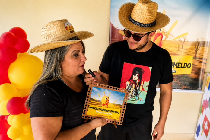 O jornalista e influenciador Eldo Gomes realizará uma nova edição da Fazendinha do Eldo, projeto que reunirá nove influenciadores de Brasília em uma experiência de convivência e produção de conteúdo no Hotel Fazenda Clat, no Distrito Federal. O encontro está previsto para o fim de agosto, com a data oficial ainda a ser anunciada pelo organizador. A iniciativa combinará desafios em formato de game show para o Instagram, atividades colaborativas e criação de conteúdo digital, fortalecendo a interação entre creators locais e ampliando a visibilidade da produção de influenciadores da capital federal. A nova edição da Fazendinha do Eldo dá continuidade a um projeto desenvolvido por Eldo Gomes ao longo dos últimos anos, reunindo nomes da produção de conteúdo digital do Distrito Federal em uma experiência coletiva. O formato prevê aproximadamente dois dias de convivência, com chegada ao meio do dia e encerramento no mesmo horário do dia seguinte. Durante esse período, os participantes produzem conteúdos para diferentes plataformas e participam de dinâmicas voltadas ao universo da criação de conteúdo. Nesta edição, nove influenciadores participarão de um game show criado especialmente para o Instagram, explorando desafios, interação entre os convidados e registros em tempo real. A proposta busca estimular o engajamento do público e apresentar diferentes perfis de creators da capital federal em um mesmo ambiente. O projeto também amplia as possibilidades de colaboração entre influenciadores, fortalecendo conexões dentro do mercado digital de Brasília. O Hotel Fazenda Clat foi escolhido como cenário da experiência por oferecer estrutura voltada para atividades ao ar livre e produção de vídeos em diferentes ambientes. O espaço servirá como base para gravações, desafios e momentos de convivência entre os participantes. A escolha do local acompanha a proposta de criar conteúdos diferenciados para redes sociais, aproveitando elementos de turismo e entretenimento em um único evento. Além da produção de vídeos e publicações, a Fazendinha do Eldo reforça o crescimento das iniciativas independentes voltadas à economia criativa no Distrito Federal. Projetos desse formato aproximam criadores de conteúdo, incentivam parcerias comerciais e ampliam a circulação de conteúdos produzidos em Brasília. A expectativa é que novos detalhes sobre participantes, programação e desafios sejam divulgados nas próximas semanas pelos canais oficiais do jornalista, ampliando o alcance da economia criativa regional. Até o momento, a organização mantém a previsão de realização para o final de agosto e informou que a data oficial será anunciada em breve. Os nomes dos nove influenciadores convidados ainda não foram divulgados. A expectativa é de que a programação inclua gravações para redes sociais, desafios interativos e conteúdos exclusivos produzidos durante o período de convivência, consolidando mais uma edição da Fazendinha do Eldo.