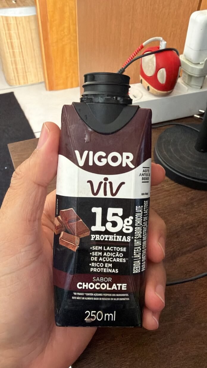 Vigor Viv, bebida proteica, Vigor Viv Zero, bebida de chocolate, proteína, 15g de proteína, bebida sem lactose, bebida sem açúcar, alimentação saudável, Eldo Saudável, chocolate proteico, bebida fitness, lanche saudável, suplemento proteico, proteína para o dia a dia, alimentação equilibrada, Vigor chocolate, review Vigor Viv, bebida rica em proteínas, saúde e bem-estar.