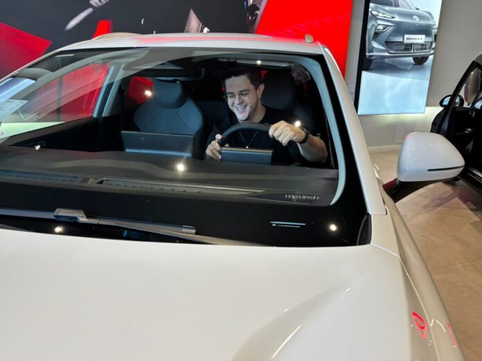 Eldo Gomes, influenciador automotivo, carros, Instagram, Brasília, influencer de Brasília, carros elétricos, mobilidade, tecnologia automotiva, review de carros, testes de veículos, lançamentos automotivos, veículos híbridos, SUV, sedã, automóveis, criador de conteúdo, jornalismo digital, lifestyle, inovação, mercado automotivo, mobilidade urbana, conteúdo automotivo, EldoGomes.com.br, influenciador digital
