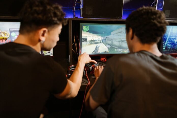 A comunidade gamer de Brasília cresce a cada ano e reúne criadores de conteúdo que produzem vídeos, transmissões ao vivo, análises de jogos, cobertura de eventos, entrevistas e conteúdos voltados ao universo dos games, tecnologia e cultura geek. Com atuação em plataformas como Instagram, YouTube e Twitch, esses influenciadores ajudam a fortalecer o cenário regional e ampliam a visibilidade da produção de conteúdo digital no Distrito Federal. 1. Eldo Gomes (@EldoGomes) Jornalista e criador de conteúdo, Eldo Gomes é conhecido pela cobertura de eventos gamers em Brasília e São Paulo por meio do videocast Papo com Eldo. Produz conteúdos sobre tecnologia, PlayStation, cultura pop e jogos clássicos, como Super Mario World, Mortal Kombat, Bomberman, Sunset Riders e Goof Troop. Também acompanha lançamentos da indústria e eventos do setor. Instagram: https://www.instagram.com/eldogomes 2. Leandro Prudente (@legendaddyttv) Streamer e produtor de conteúdo, Leandro Prudente atua entre Brasília e Goiânia com foco em Fortnite. Suas transmissões ao vivo, gameplays e participação em campeonatos ajudam a reunir uma comunidade voltada ao cenário competitivo do jogo, além de desenvolver ações com marcas do segmento gamer. Instagram: https://www.instagram.com/legendaddyttv 3. Tiago Silva (@viagonce) Conhecido como um dos principais nomes brasileiros do Just Dance, Tiago Silva é embaixador latino-americano da franquia e campeão internacional da modalidade. Em suas redes sociais compartilha competições, desafios, eventos e conteúdos voltados aos jogos musicais e à comunidade de dança. Instagram: https://www.instagram.com/viagonce 4. Maciel 