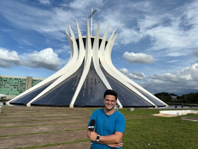Eldo Gomes consolida trajetória como apresentador de podcasts