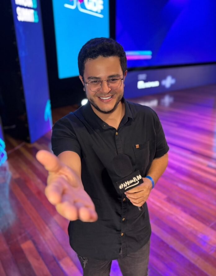 Eldo Gomes se destaca como apresentador de podcast e especialista em novas mídias