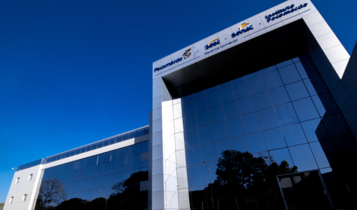 A Fecomércio-DF reúne atualmente 27 sindicatos empresariais que representam diferentes segmentos da economia do Distrito Federal. A relação oficial da entidade inclui organizações ligadas ao comércio atacadista e varejista, turismo, hotelaria, alimentação, tecnologia, serviços, construção, transporte e outras atividades. Os sindicatos funcionam como entidades de representação empresarial, atuando na defesa dos interesses dos setores que representam e participando de negociações coletivas e discussões relacionadas ao ambiente de negócios. A lista disponibilizada pela Fecomércio-DF apresenta a Fecomércio-DF e, na sequência, os 27 sindicatos integrantes da relação sindical da entidade. Entre os segmentos contemplados estão supermercados, combustíveis, farmácias, materiais de construção, automóveis, imóveis, turismo, eventos, hotéis, restaurantes, bares, segurança eletrônica, tecnologia e serviços de fotografia e filmagem. A diversidade mostra a abrangência da representação empresarial ligada ao sistema no Distrito Federal. Confira os 27 sindicatos SCAAB-DF — Sindicato do Comércio Atacadista de Álcool e Bebidas em Geral do Distrito Federal. SECOVI-DF — Sindicato das Empresas de Compra, Venda, Locação e Administração de Imóveis Residenciais e Comerciais do Distrito Federal. SEPEBC-DF — Sindicato das Empresas Prestadoras de Serviços e Especializadas em Bombeiro Civil do Distrito Federal. SIESE-DF — Sindicato das Empresas de Sistemas Eletrônicos de Segurança do Distrito Federal. SIMBELEZA-DF — Sindicato dos Salões, Institutos e Centros de Beleza e Estética do Distrito Federal. SINCOFARMA-DF — Sindicato do Comércio Varejista de Produtos Farmacêuticos do Distrito Federal. SINCOPEÇAS-DF — Sindicato do Comércio Varejista de Automóveis e Acessórios do Distrito Federal. SINDAUTO-DF — Sindicato dos Centros de Formação de Condutores de Veículos Automotores do Distrito Federal. SINDERCOM-DF — Sindicato das Empresas de Representações, dos Agentes Comerciais Distribuidores, Representantes e Agentes Comerciais Autônomos do Distrito Federal. SINDESEI-DF — Sindicato das Empresas de Serviços de Informática do Distrito Federal. SINDETUR-DF — Sindicato das Empresas de Turismo do Distrito Federal. SINDEVENTOS-DF — Sindicato das Empresas de Promoção, Organização, Produção e Montagem de Feiras, Congressos e Eventos do Distrito Federal. SINDHOBAR-DF — Sindicato de Hotéis, Restaurantes, Bares e Similares de Brasília. SINDIATACADISTA-DF — Sindicato do Comércio Atacadista do Distrito Federal. SINDICOMBUSTÍVEIS-DF — Sindicato do Comércio Varejista de Combustíveis e de Lubrificantes do Distrito Federal. SINDICONDOMÍNIO-DF — Sindicato dos Condomínios Residenciais e Comerciais do Distrito Federal. SINDIFEIRA-DF — Sindicato do Comércio Varejista de Feirantes de Brasília e Distrito Federal. SINDIGÊNEROS-DF — Sindicato do Comércio Varejista de Carnes Frescas, Gêneros Alimentícios, Frutas, Verduras, Flores e Plantas do Distrito Federal. SINDILOTERIAS-DF — Sindicato das Empresas de Loterias, Comissários e Consignatários do Distrito Federal. SINDIÓPTICA-DF — Sindicato do Comércio Varejista de Material Óptico e Fotográficos do Distrito Federal. SINDIPEL-DF — Sindicato do Comércio Varejista de Material de Escritório, Papelaria e Livraria do Distrito Federal. SINDIVAREJISTA-DF — Sindicato do Comércio Varejista do Distrito Federal. SINDLOC-DF — Sindicato das Empresas Locadoras de Veículos Automotores do Distrito Federal. SINDMAC-DF — Sindicato do Comércio Varejista de Materiais de Construção do Distrito Federal. SINDSUPER-DF — Sindicato dos Supermercados do Distrito Federal. SINDVAMB-DF — Sindicato do Comércio de Vendedores Ambulantes do Distrito Federal. SINFOC-DF — Sindicato das Empresas de Produção de Imagens, Fotografias, Filmagens e Profissionais Autônomos do Distrito Federal. Representação empresarial A estrutura sindical da Fecomércio-DF contempla entidades de diferentes áreas da economia local. A página oficial da Federação disponibiliza informações cadastrais e institucionais dos sindicatos, incluindo dados sobre diretorias, atividades econômicas e, em alguns casos, convenções coletivas.
